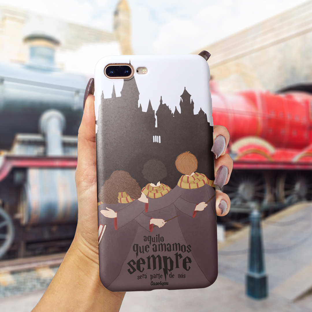 case4youoficial's tweet image. 🧙‍♂️ Que lugar lindo para estar com os amigos! 🖤 #Potterhead 🏰
.
✅{Capa Case Colors Branca Sempre Harry} #case4youoficial #casecolors #colors #harrypotter #potter #usocase4you #customcase #welovecase #lovecase4you