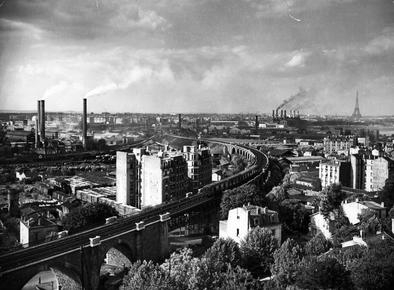 pierbapt's tweet photo. Je découvre ce soir l'oeuvre de Robert Doisneau, photographe français de l'après-guerre.

Les cheminées de banlieue, les halles de Paris, le premier vote des femmes, des portraits de personnalités &amp; d'inconnus... L'essentiel de son oeuvre à découvrir ici : https://t.co/Zay6LuXIyB https://t.co/dDwIhcB0Wc