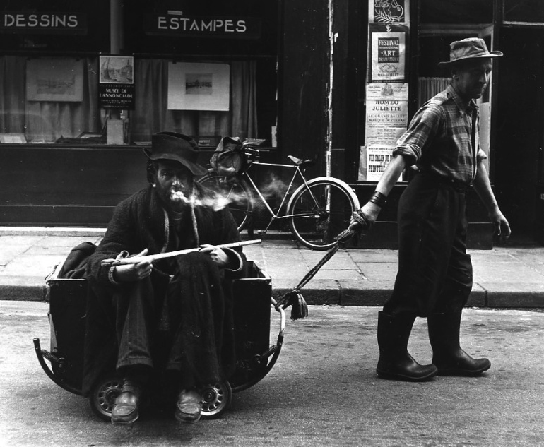 pierbapt's tweet photo. Je découvre ce soir l'oeuvre de Robert Doisneau, photographe français de l'après-guerre.

Les cheminées de banlieue, les halles de Paris, le premier vote des femmes, des portraits de personnalités &amp; d'inconnus... L'essentiel de son oeuvre à découvrir ici : https://t.co/Zay6LuXIyB https://t.co/dDwIhcB0Wc