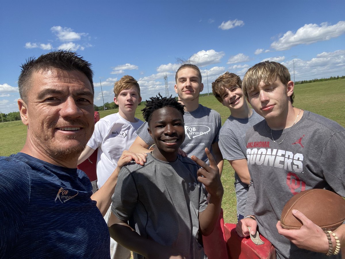 QBimpact's tweet photo. 2022 Douglas QB @JesusGMorey 
2022 Southmoore QB @NoahPeters22 
2024 Edmond QB Payne Dry
2025 Ada QB Alexander Woods &amp; 
2025 Edmond QB @billymcdown2 

Great work day, sunny ☀️ and windy, but got better with @CoachGeorge5 #QBi https://t.co/abazHhl6cE