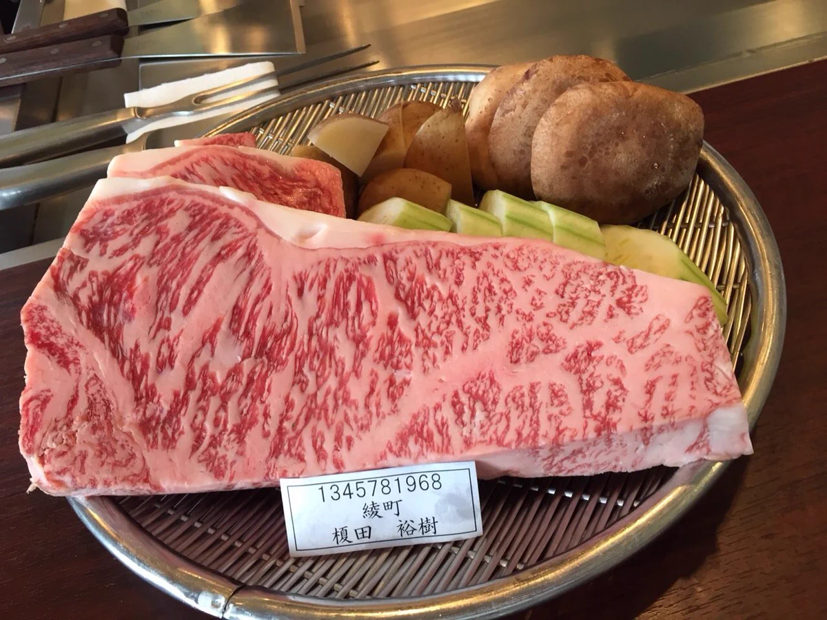肉の下に人名が書かれたプレートを置いた結果？人の肉みたいwww