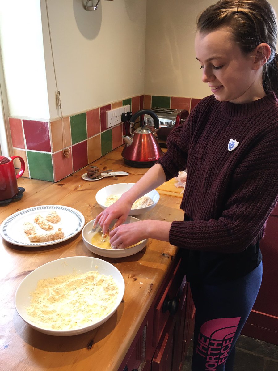 NicolaRogersMFL's tweet image. I’m loving some of these #Greenzone activities @Warminster1707 @WarminsterPrep @LowerWarminster #helpingcleanup #cookingdinner #skillsforlife