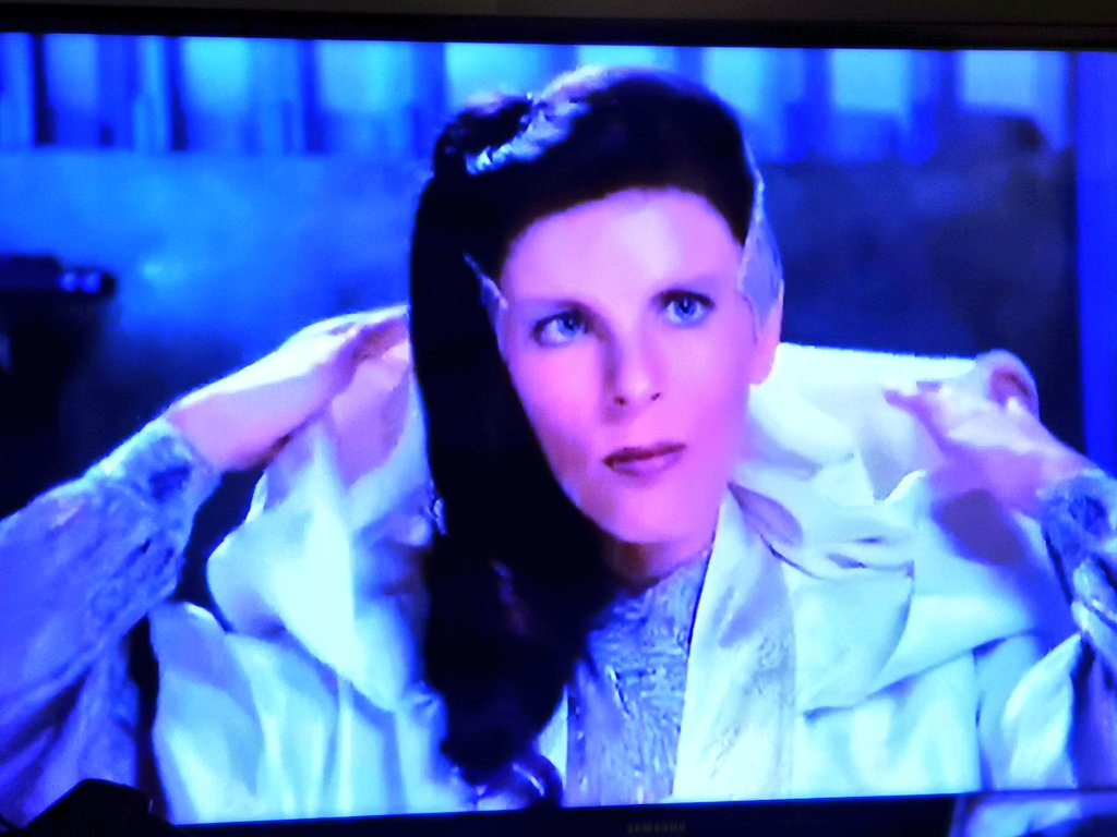 DAMN Delenn what a glowup! Season 2 is seriously more engaging than season 1. And it took me until episode 3 to properly listen to the changes in the title credits... #Babylon5 S2, Ep 3 (below is Ep2)