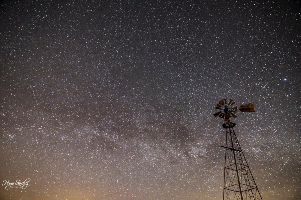YEGHugo's tweet image. Pumping the Milky Way. #yeg #windmill #windpump #spaceweather #meteor #MilkyWay #Astrophotography #astronomy #albertaAurora #CitizenScientist #Canada #Alberta #LamontCounty #starrynight #PhotoOfTheDay #prairies #canada #alberta #amazing