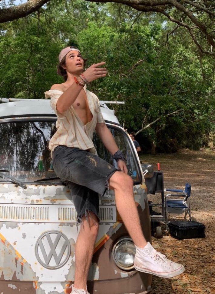 SamHamWam's tweet image. They have to stop making shows where hot men who are 27 years old play characters who are 16 years old..like I thought I needed to check myself into therapy after this one