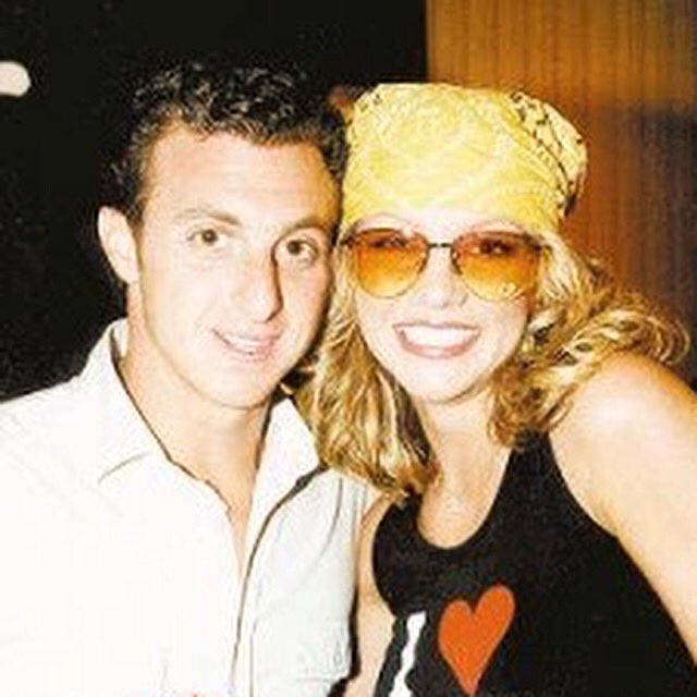 inusitou's tweet photo. luciano huck e britney 

#aleatorio #inusitado #rolealeatorio #lucianohuck #britneyspears https://t.co/FK0oWT4juw