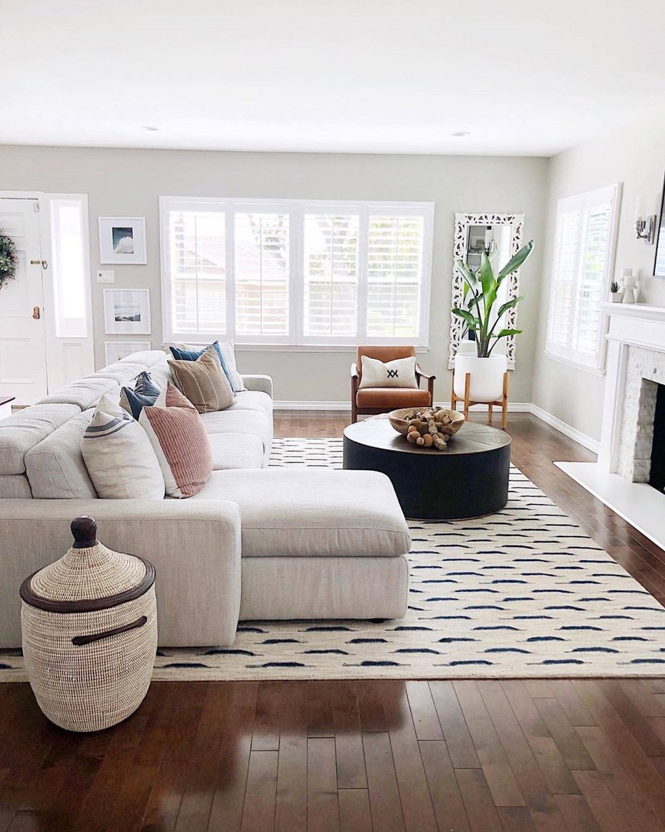 إستخدم نوع من المزج بين اللون الابيض والأثاث الذي يحتوي النباتات في كل مكان كتعبير عن الهدوء والشعور بدخول الطبيعة الى أرجاء المكان .

 

#من_اقرب_الناس_لقلبك