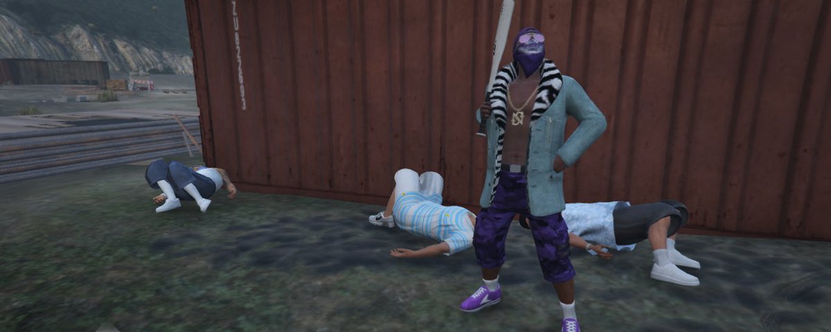 LevelV_'s tweet photo. L’artiste aurait même renommé cette oeuvre « Pastecas a no pié » #LevelV #BallasGang #GtaV #GtaRp #Ballas #Aztecas #GuerredesGangs https://t.co/laPqannpWF