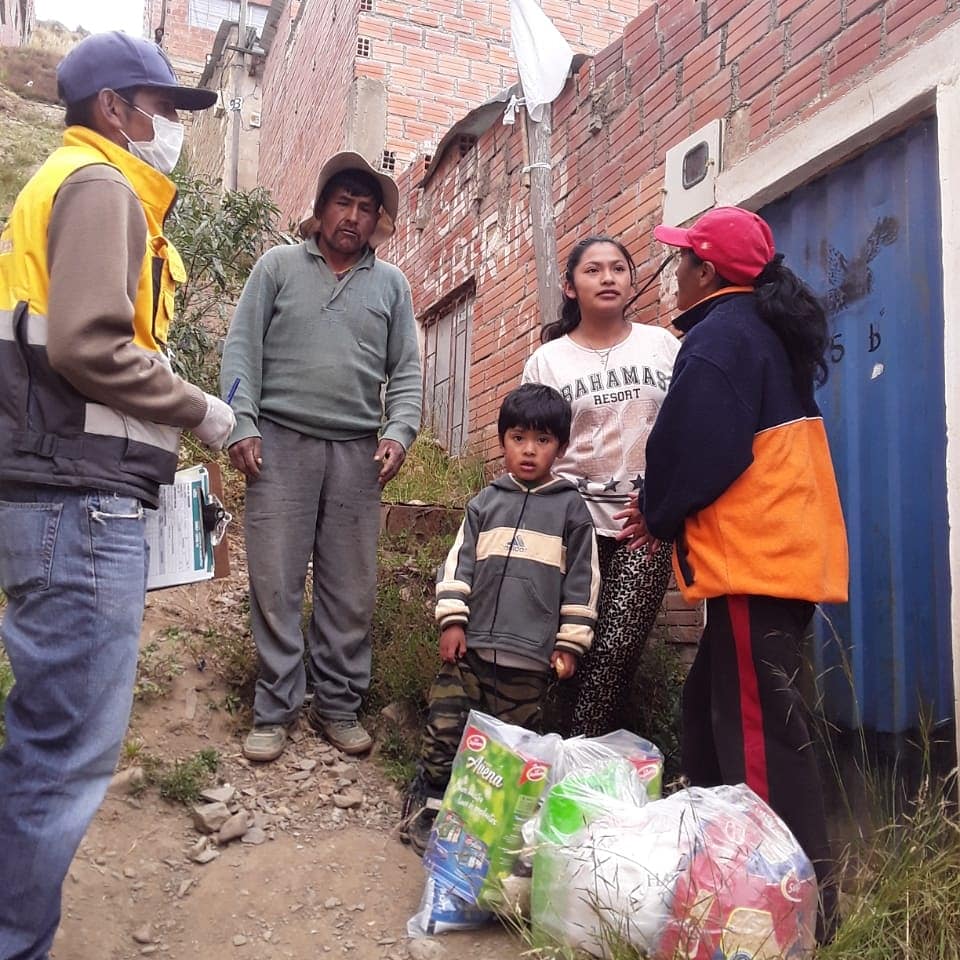 SubMaxParedes's tweet photo. En horas de la tarde personal de la subalcaldia junto a voluntarios realizó entrega de la Canasta Solidaria a vecinos de escasos recursos de las zonas San Lorenzo, 3 de Mayo, San antonio norte, Alto ciudadela, Panticirca Bajo, Panticirca Alto y Barrio Ferroviario. 
#QuédateEnCasa https://t.co/dHVUNfCPng