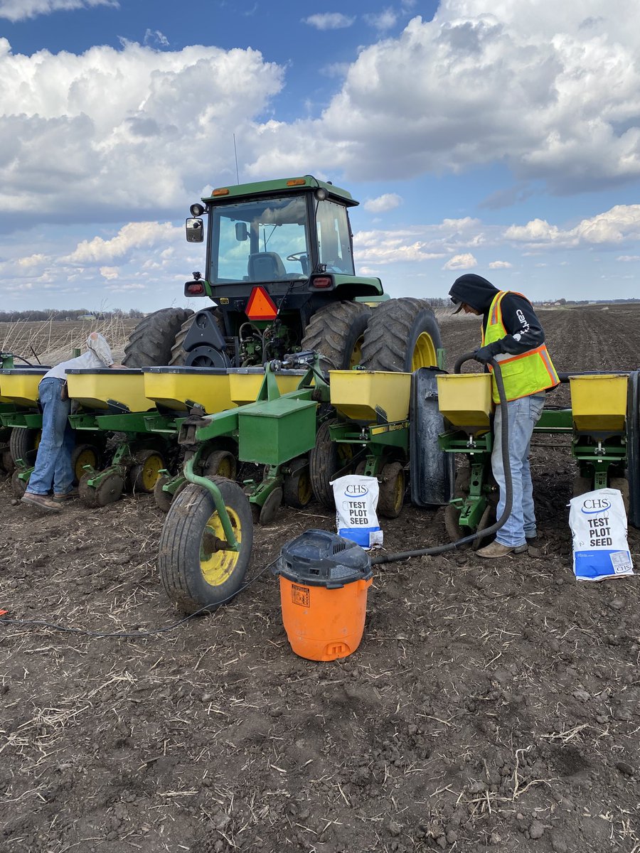 RealSkattum's tweet photo. Thank you ⁦⁦@LonghenryAG⁩ for lining up the ⁦@AllegiantSeed⁩ performance plot. Just beat the rain. ⁦@CHS_Brandon1 ⁦@FieldView⁩ #plant2020 https://t.co/LU30JVaeJG