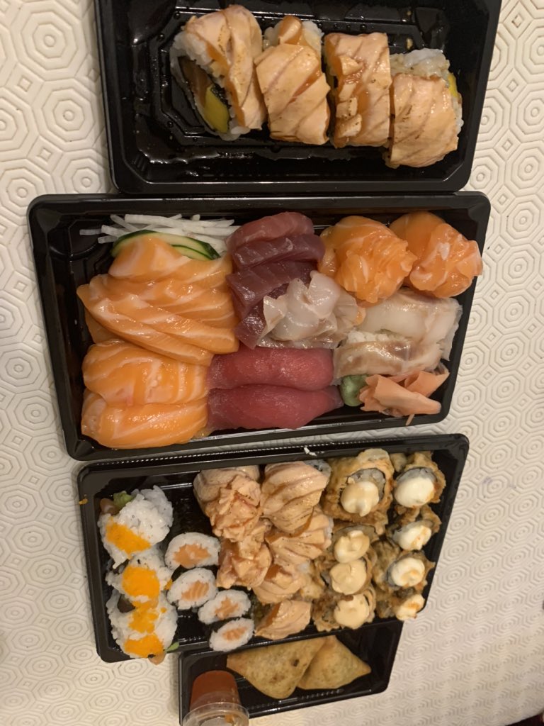 abelmmaia's tweet photo. Ora hoje o sushi passou para quarta-feira... qq dia... hoje foi do #bentosushi. Interessante, mas o #Gojuu é melhor. Quanto ao #vinhosdaQuarentena, hoje fomos passear ao #dao. #vinhos #sushi #COVID__19 #cabriz https://t.co/v0dydHMESd