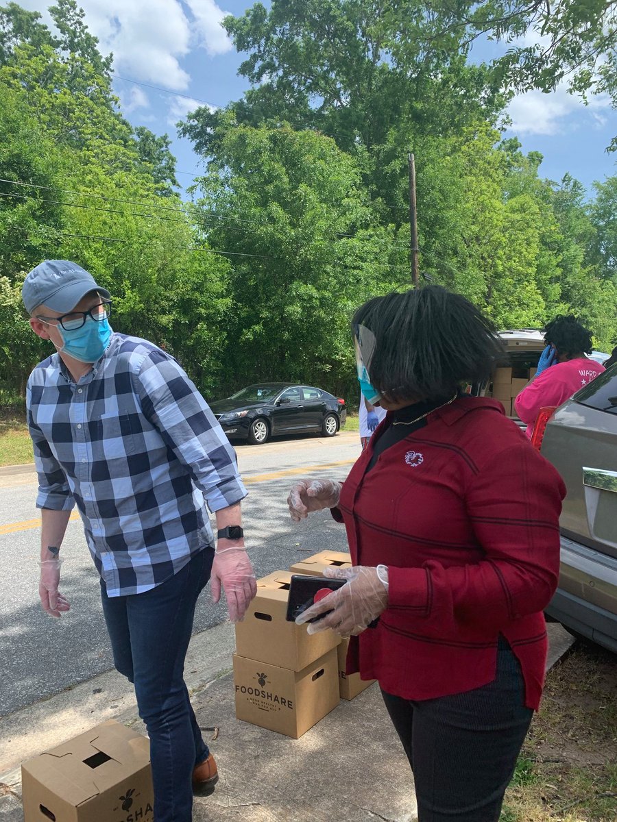 wholespire's tweet image. Thanks to our partners @FoodShareSC for providing 200 fresh produce boxes that were distributed in Fairfield County. @mcdanielae and many others joined us! The funds used to prepared the boxes were provided by the #OneSC Fund. #LetsGoTogether