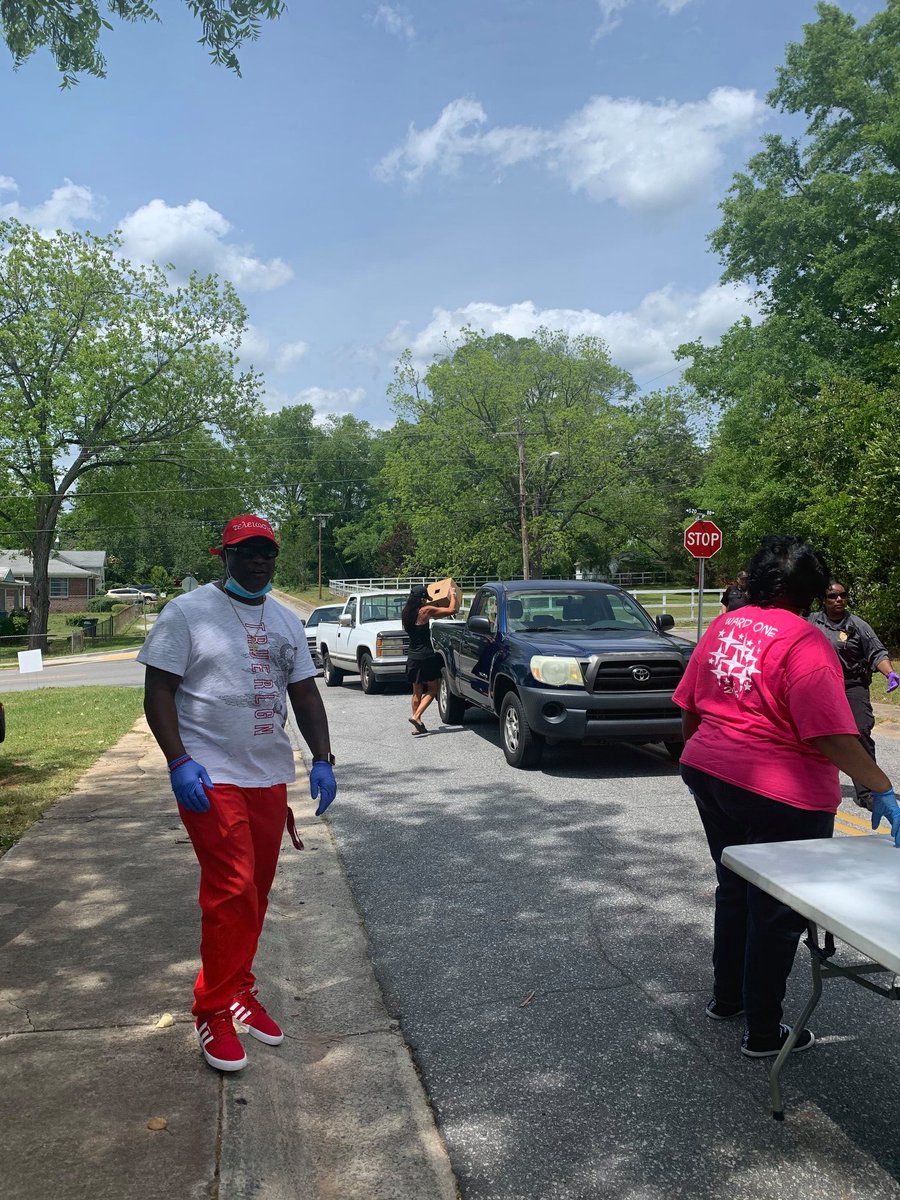 wholespire's tweet image. Thanks to our partners @FoodShareSC for providing 200 fresh produce boxes that were distributed in Fairfield County. @mcdanielae and many others joined us! The funds used to prepared the boxes were provided by the #OneSC Fund. #LetsGoTogether
