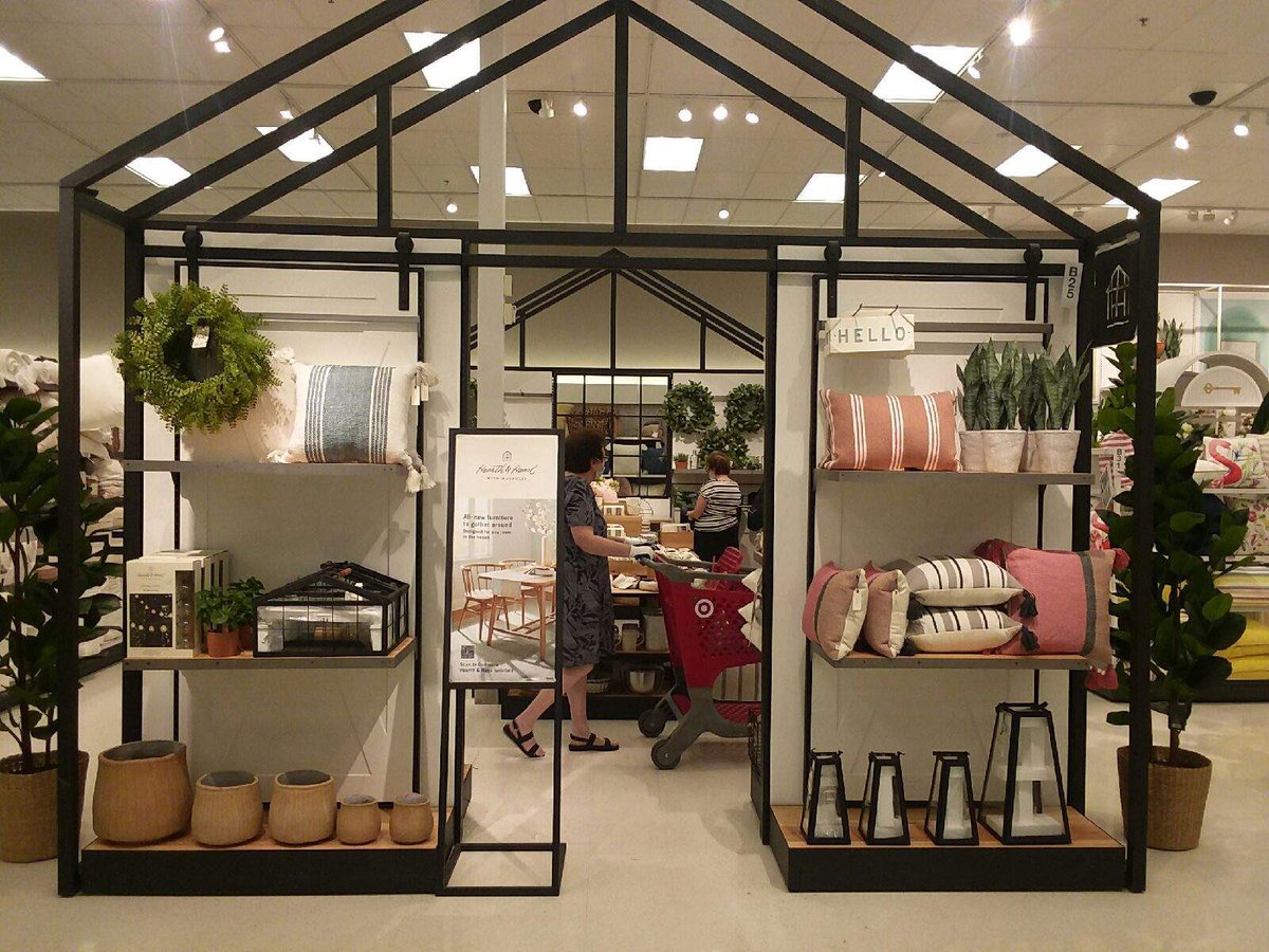 AllisonCrilly2's tweet photo. The #T2210 never ceases to amaze with their next person up mentality. Beauty TM Brittni stepped up to the VM plate today with some great revisions to the Hearth and Hand floor pad that would make Chip and Joanna proud! @nikihcopeland @TerryTh08713894 @aldenkooken @VisualMiami https://t.co/AKhJ16AMM2