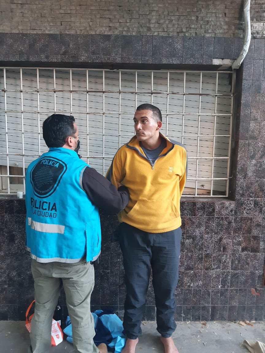 JonatanViale's tweet photo. Un persona fue detenida por un robo en un local en Yatay y Yerbal (Caballito). 

Caputurado x Brigada de Sustracción de Automotores.

Tenía un papel que dice que salió de Marcos Paz ayer, por el Covid 19. https://t.co/aM7MD2nYw9