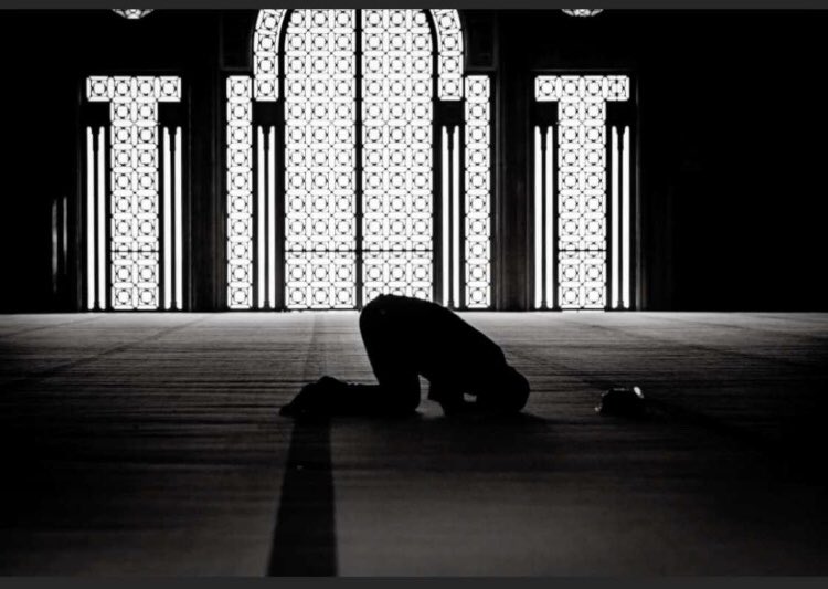 alaued_'s tweet photo. { قم الليل إلا قليلا } 
ليكن لك ركعات خفيفات .. تناجي بها رب السماوات في هذه الأوقات تقضي الحاجات وتُفرج الكربات .. لن تجد أحـن من الله عليـك فلو يعلم الساجد .. ما يتحقق له بسجوده لمـا رفع رأسه .. 
صلاة الوتر ✨🌿.. https://t.co/zYesCt2yvT