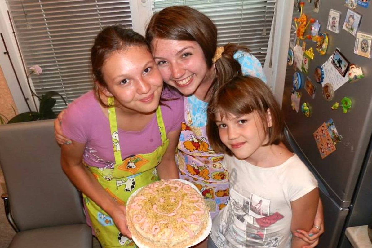 For picky eaters and those with dietary restrictions, living with host families can be hard. Here's how to find your place at the table: vergemagazine.com/study-abroad/a… #travelwithpurpose #hostfamily #homestay