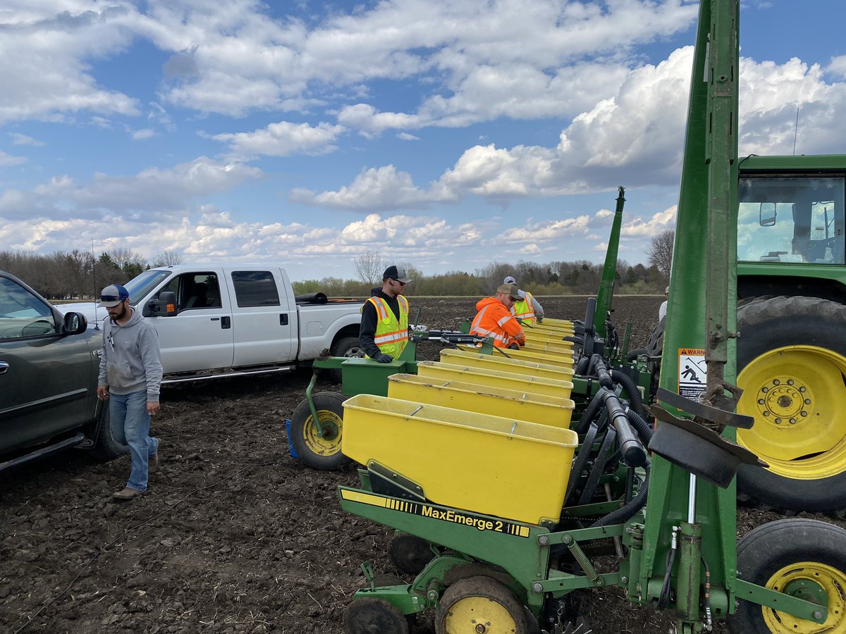 #Plant2020 Allegiant APP Plot put in by Marshall! Thanks to <a href="/RealSkattum/">Tanner Skattum</a> <a href="/b_swenhaugen1/">Brett Swenhaugen</a> Ryan Palmer, and Ross Johnson for helping get it done! <a href="/AllegiantSeed/">AllegiantSeed</a> #ForTheWin