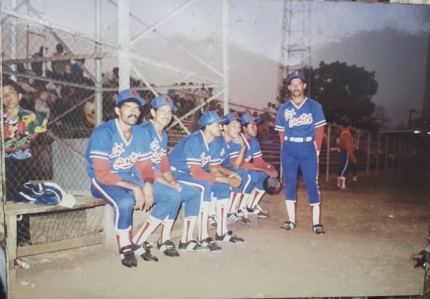 Pichi014's tweet photo. Unas fotos del recuerdo grandes leyendas en esas fotos q dejan gratos recuerdos de nuestro beisbol nacional y de LS @tochibarrios @3nieves @FedebeisOficial @UrriolaMauro @RABV77 @bjimenez02 @LuchoBarrios https://t.co/8yLaBQ38XH