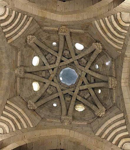 <a href="/cylromanica/">Castilla y León Románica</a> La iglesia de San Miguel de #Almazan y esa cúpula 😍