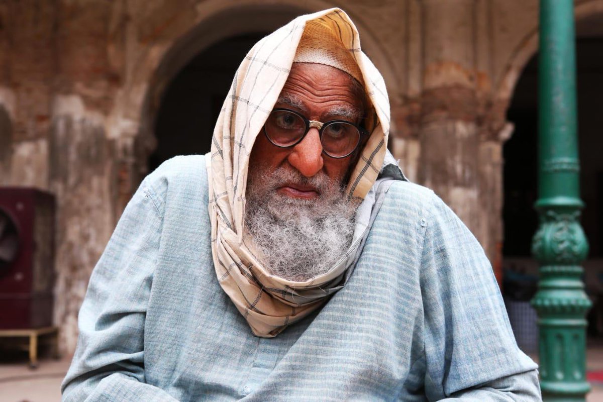 SrBachchan's tweet photo. T 3531 - 
Film Industry में प्रवेश 1969 , और अब 2020 में हो गए 51 वर्ष  !!
इन सालों में कई बदलाव और चुनौतियाँ देखीं  !
अब एक और चुनौती ! 
DIGITAL release मेरी फ़िल्म   "ग़ुलाबो सिताबो " 
एक इज्जतदार जनाब और उसके अनोखे किराएदार की कहानी 
June 12, Amazon Prime पे 
हर्ड्डोंग 😂 https://t.co/qbe2SkP45a