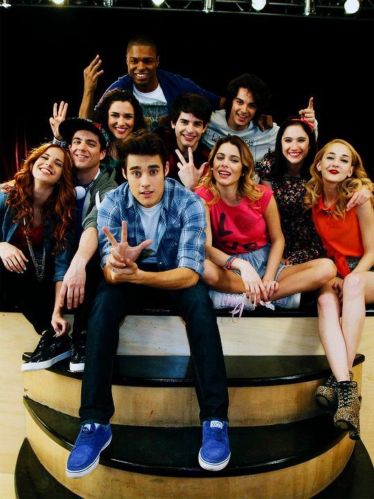 safetyyneedy's tweet photo. Hace 8 años empezaba Violetta y wow no puedo creer que haya pasado tanto. Me acuerdo como si fuera ayer lo feliz que era llegando del colegio corriendo solo para ver un capítulo nuevo🥺fui tan feliz y crecí con este elenco,que mejor no pudo haber❤️los amo siempre #8añosdeVioletta https://t.co/v1sStEhxIq