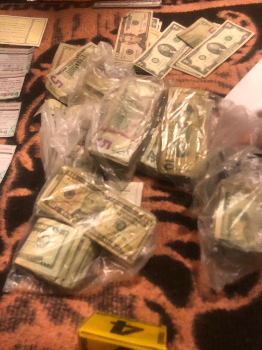 FiscaliaEcuador's tweet photo. #ATENCIÓN | #Bolívar: #FiscalíaEc y @PoliciaEcuador allanaron 5 inmuebles, esta madrugada, en los que se levantaron indicios, como dinero y armas, relacionados a presuntos actos de corrupción en la adquisición de kits de productos de primera necesidad en el cantón #Chillanes. https://t.co/WLvH1MBhqE