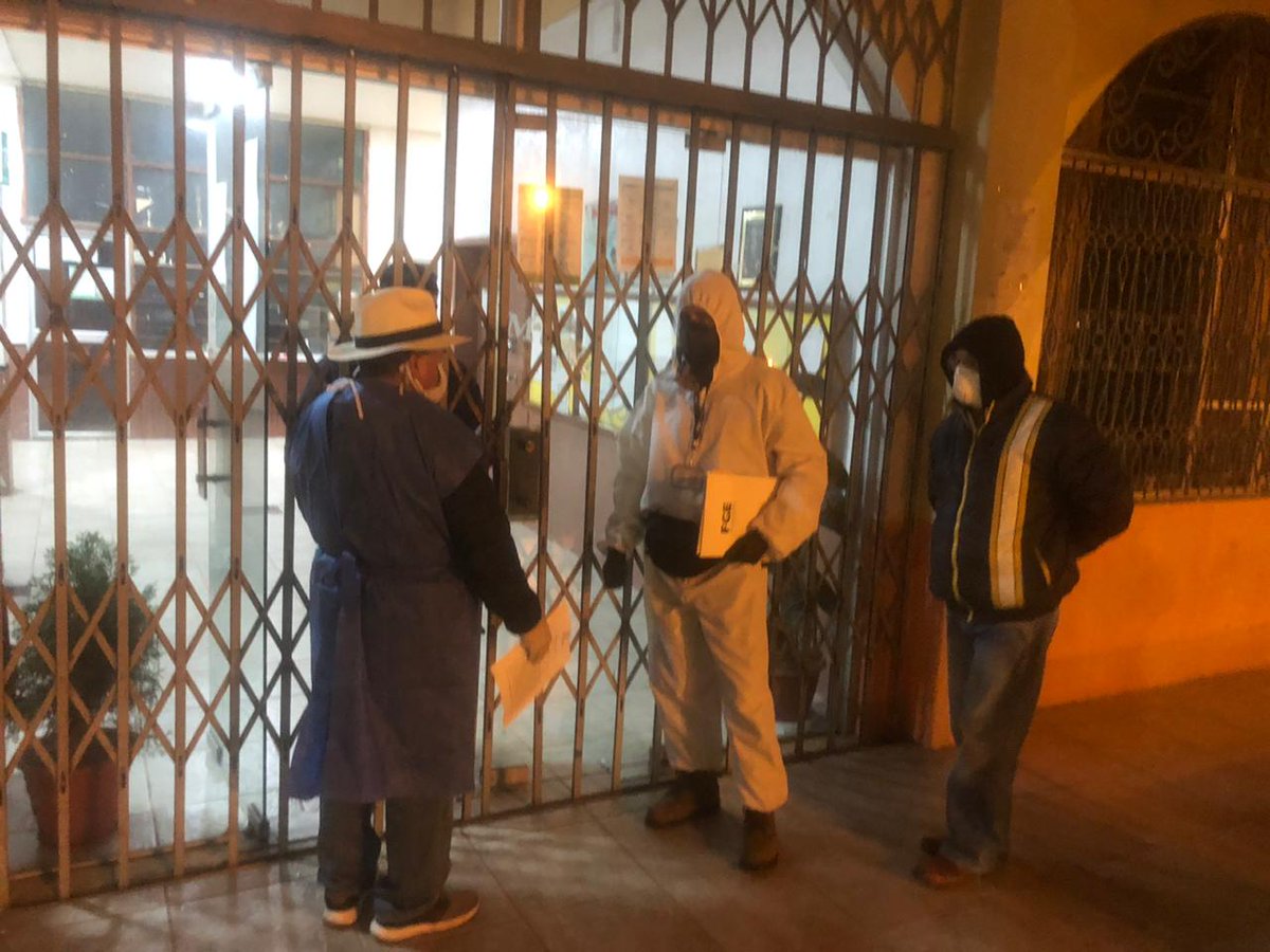 FiscaliaEcuador's tweet photo. #ATENCIÓN | #Bolívar: #FiscalíaEc y @PoliciaEcuador allanaron 5 inmuebles, esta madrugada, en los que se levantaron indicios, como dinero y armas, relacionados a presuntos actos de corrupción en la adquisición de kits de productos de primera necesidad en el cantón #Chillanes. https://t.co/WLvH1MBhqE