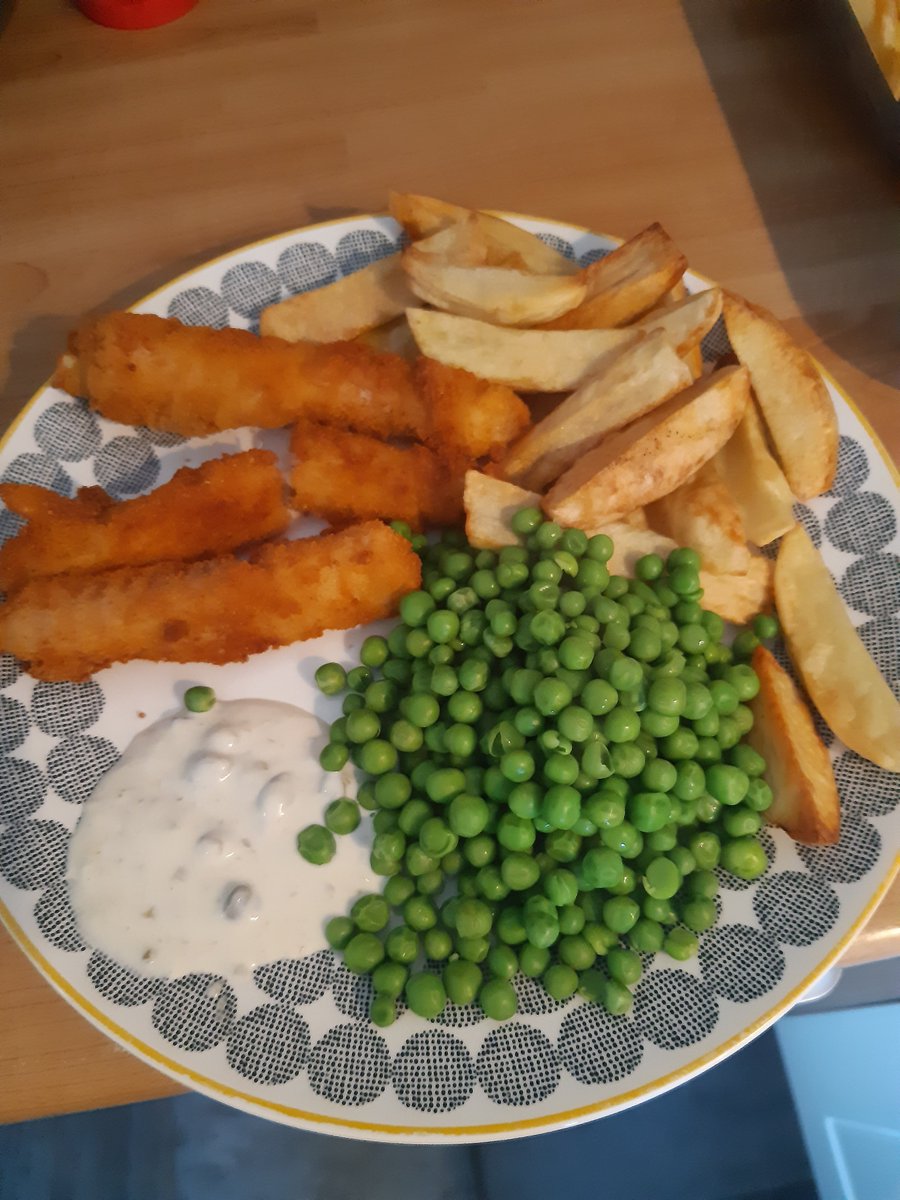wallingford4140's tweet photo. #StayinTouchandKeepSharing #NewSkills #Homeschooling #Homemade #CookingStars
We've had another yummy cooking effort sent through to us - yesterday, Lily (Year 8) served up homemade fish fingers and chips for dinner! Looks yum - well done Lily! https://t.co/CYJxZDI0bc