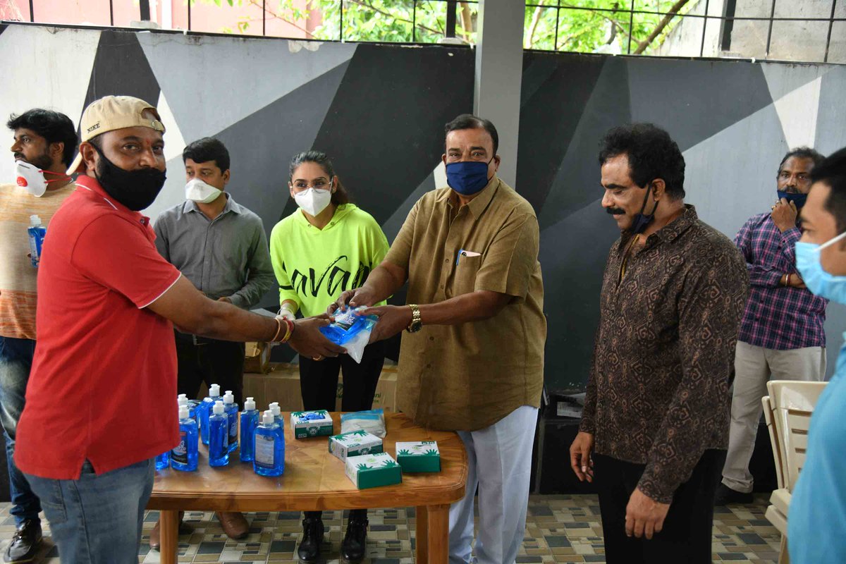chitraloka's tweet photo. Actress #RaginiDwivedi Distributes Security Kits to Media Persons
#Chitraloka @raginidwivedi24 @RocklineEnt #coronavirus #CoronavirusOutbreak #StayHomeStaySafe #SafetyFirst https://t.co/ctxN5AGXzm