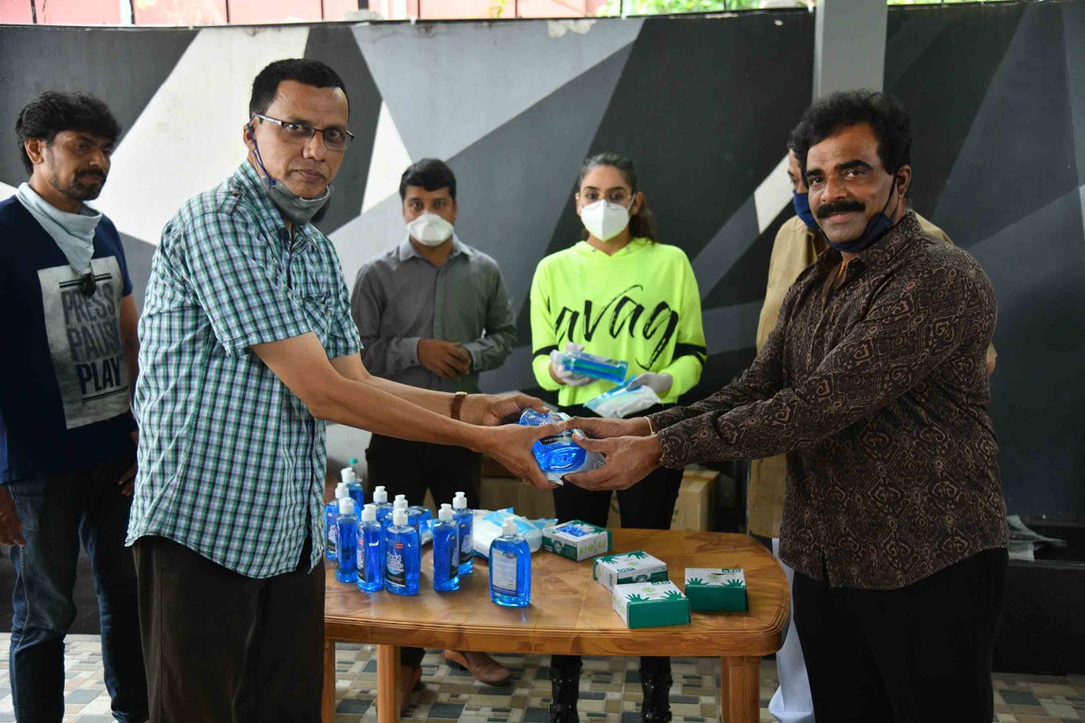 chitraloka's tweet photo. Actress #RaginiDwivedi Distributes Security Kits to Media Persons
#Chitraloka @raginidwivedi24 @RocklineEnt #coronavirus #CoronavirusOutbreak #StayHomeStaySafe #SafetyFirst https://t.co/ctxN5AGXzm