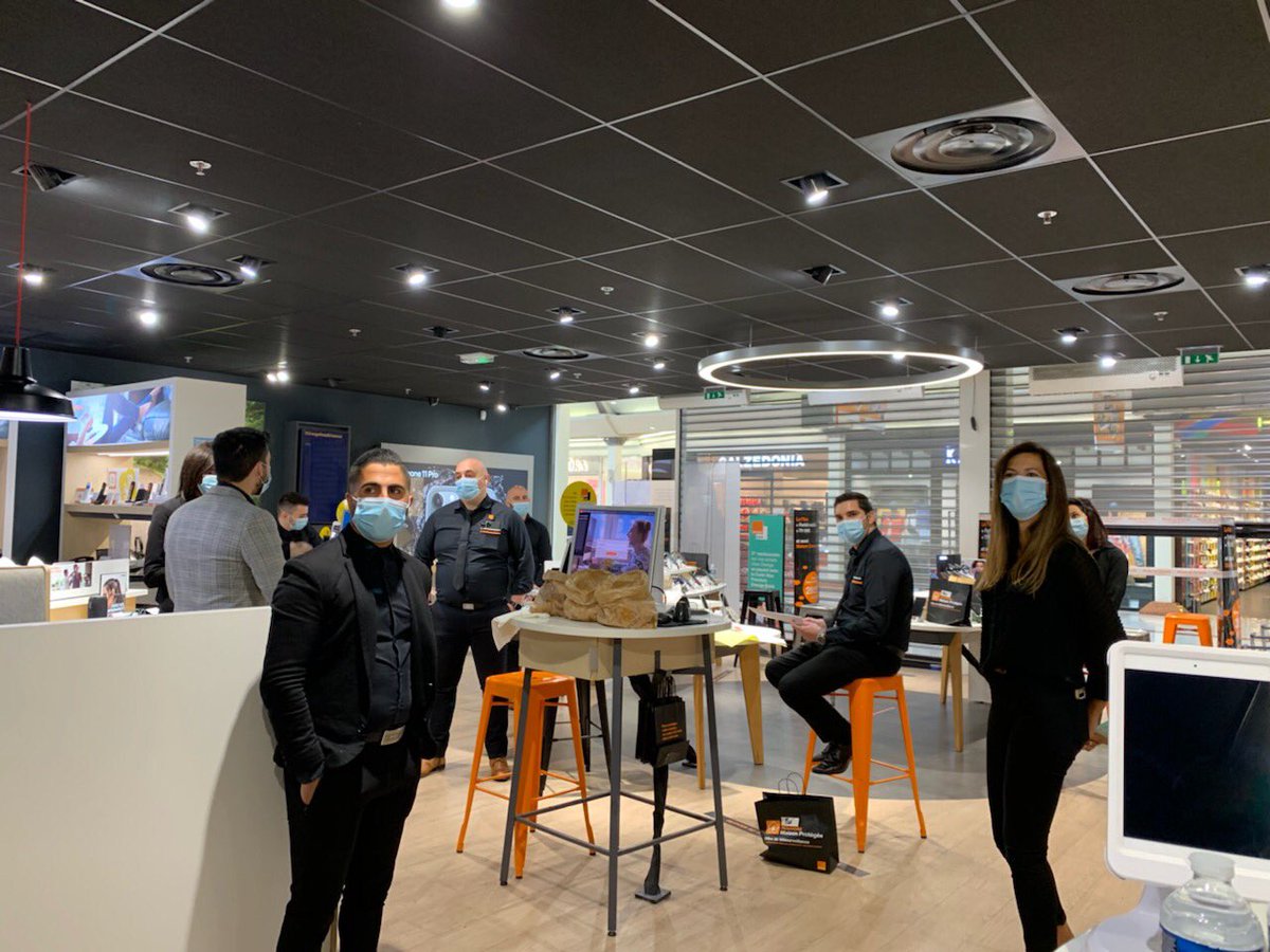 ValerieTherond's tweet photo. Journée dans le #vaucluse avec les équipes techniques et commerciales d’@OrangePACA 😀Des techniciens très engagés pendant la crise pour entretenir le réseau 💻 et les conseillers de la boutique d’Avignon prêts à accueillir les clients dès demain ! 📲merci à tous 👍#herosdureseau https://t.co/j2PWlhNe2D