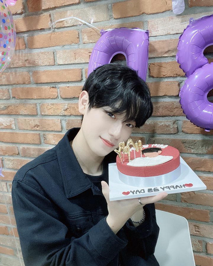 OfficialC9ent's tweet photo. [#금동현]
금랑단과 함께한 금동이의 행복한 생일날🎂

모두 축하해주셔서 감사합니다 :)

#KEUMDONGHYUN #Happy_KEUMDONGHYUN_Day https://t.co/Sy72HEgemo
