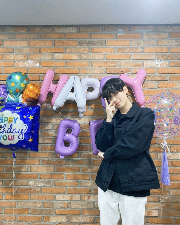 OfficialC9ent's tweet photo. [#금동현]
금랑단과 함께한 금동이의 행복한 생일날🎂

모두 축하해주셔서 감사합니다 :)

#KEUMDONGHYUN #Happy_KEUMDONGHYUN_Day https://t.co/Sy72HEgemo