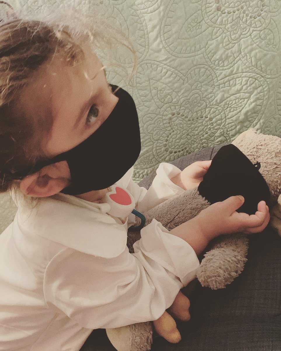 JDBrewerBooks's tweet image. Doctor Heard, MD makes sure Nunny is okay. #heardlings #wearthemask