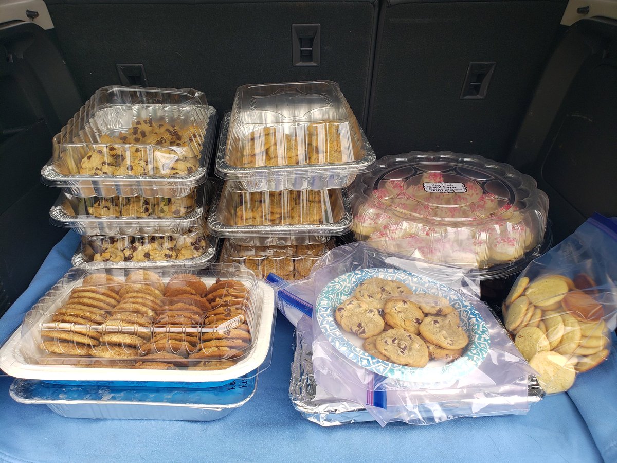 KCHAHS's tweet photo. HAHS Key Club members enjoyed baking about 40 dozen cookies this week for Cookies for Caregivers. ❤❤ https://t.co/52WvMpDcpN