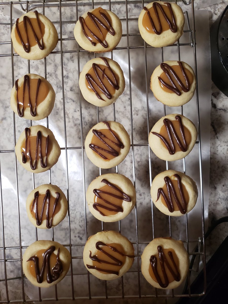 KCHAHS's tweet photo. HAHS Key Club members enjoyed baking about 40 dozen cookies this week for Cookies for Caregivers. ❤❤ https://t.co/52WvMpDcpN