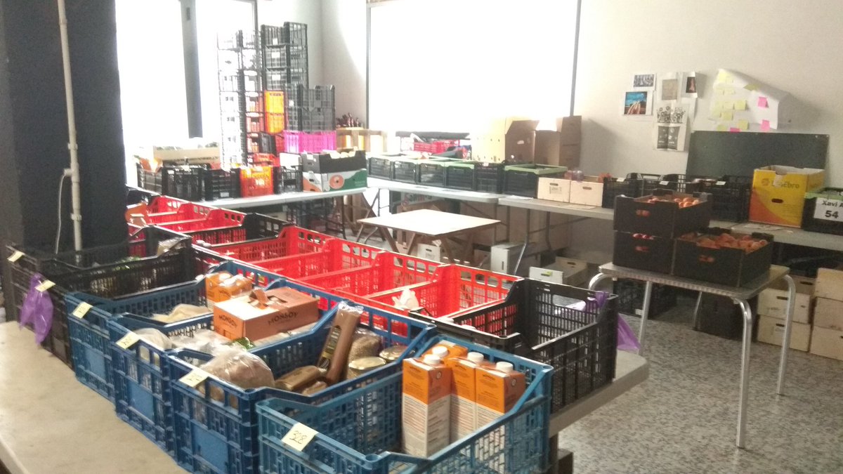 ConsumLaBajoca's tweet photo. Avui és dia de repartiment de cistelles agroecològiques als grups locals de La Bajoca! 
Comandes online i a domicili a https://t.co/1NIGqkpjpK 
Verdura, carn, làctics, begudes, neteja, higiene i molt més! https://t.co/uUYPHWpVvc