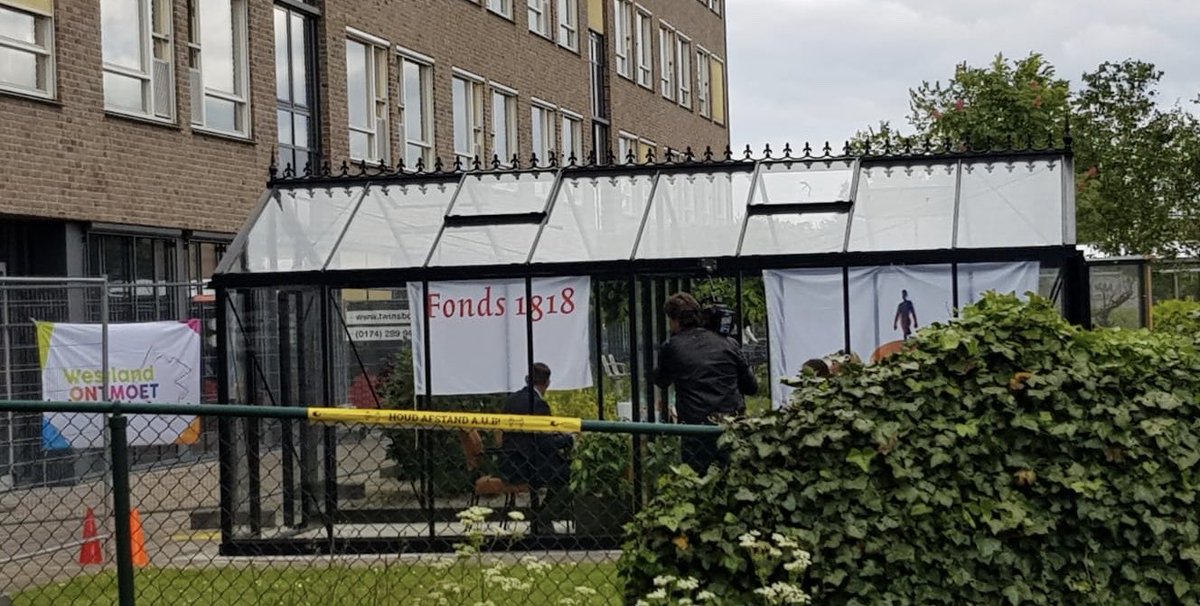 WOntmoet's tweet photo. Vandaag is het eerste #ontmoetingskasje in gebruik genomen bij verzorgingstehuis De Kreek @PietervForeest met openingswoordje van @PietVreugdenhil en eerste ontmoeting door burgemeester @BoukeArends met bewoner.
Mooi initiatief ondersteund door @Fonds1818 @Rabobank @GemWestland https://t.co/XcJTE4aMdQ