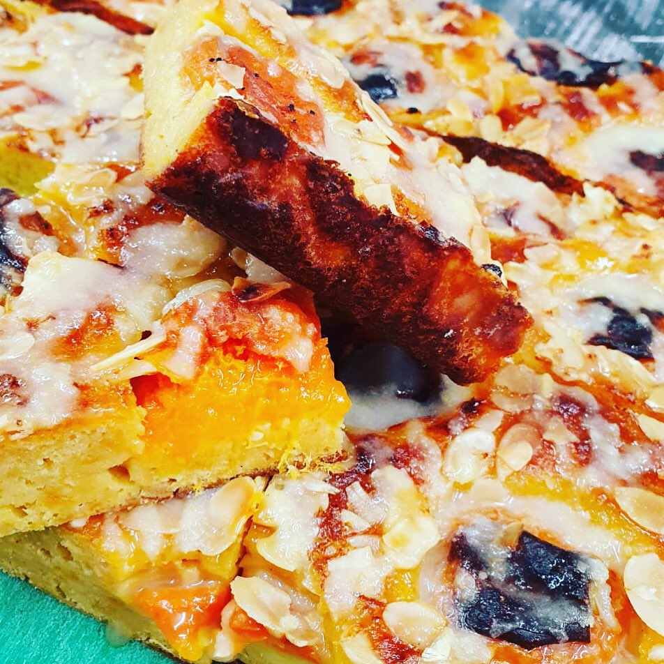 Apricot, almond and grand mariner cake with a bitter lemon drizzle. 💕😍💥#apricotcake #lemondrizzle #grandmarnier