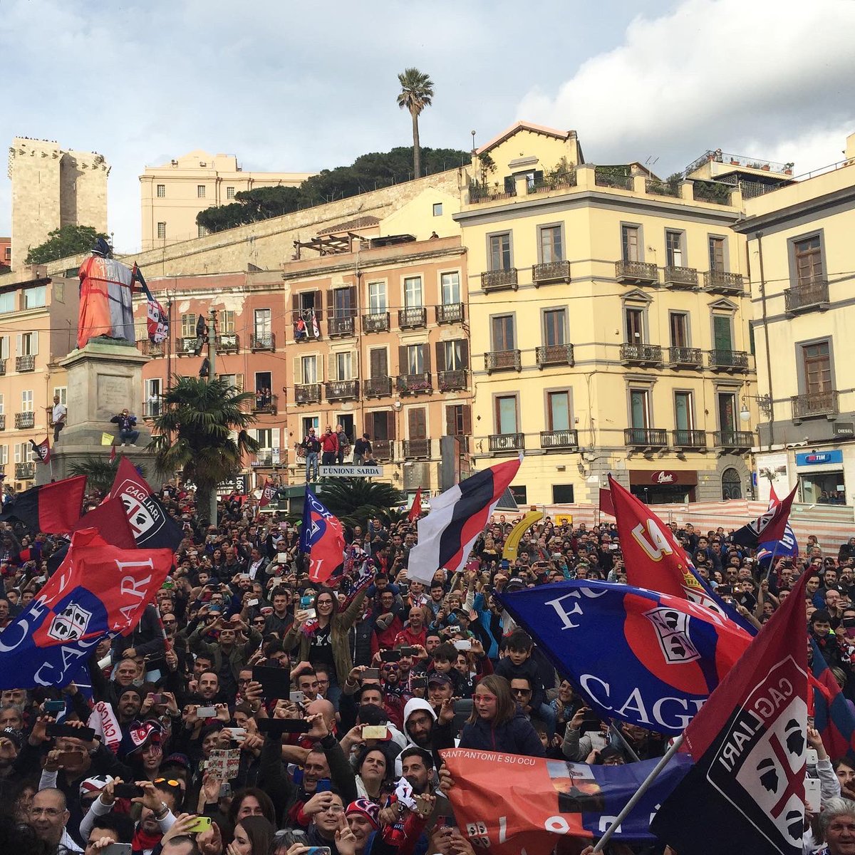 CagliariCalcio's tweet image. Un popolo in festa 🥳❣️
⁣
#missionecompiutA
#forzaCasteddu
#ThrowbackThursday