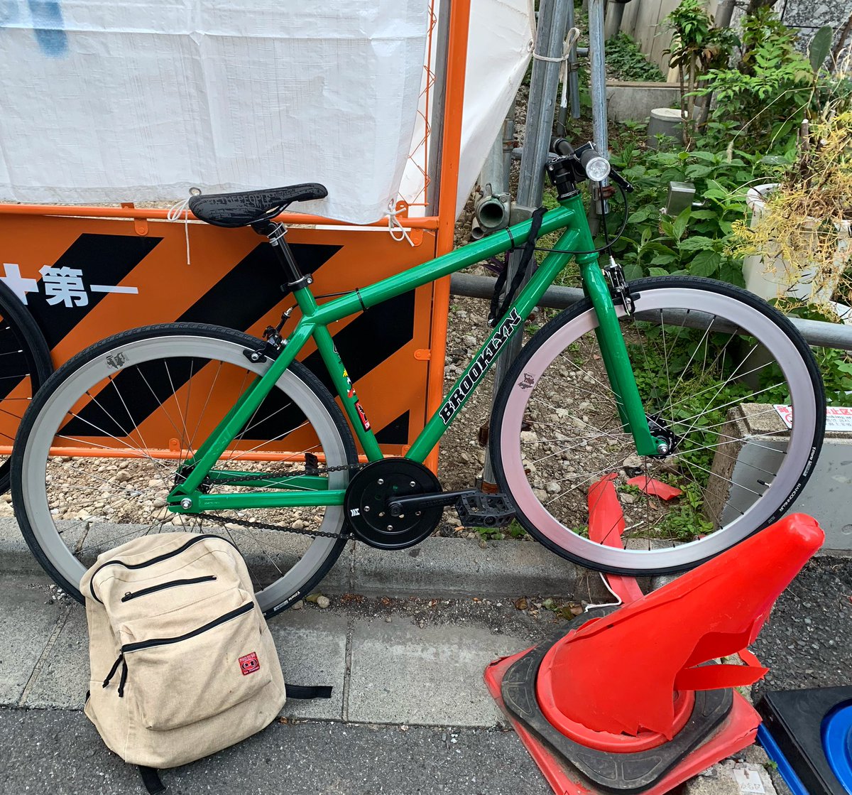 MobstylesTokyo's tweet photo. FORTIESのリュックを背負ってBrooklyn machine worksの自転車で原宿に行きました!#mobstyles #forties #brooklynmachineworks
#wbase https://t.co/vmzd1gYx2O