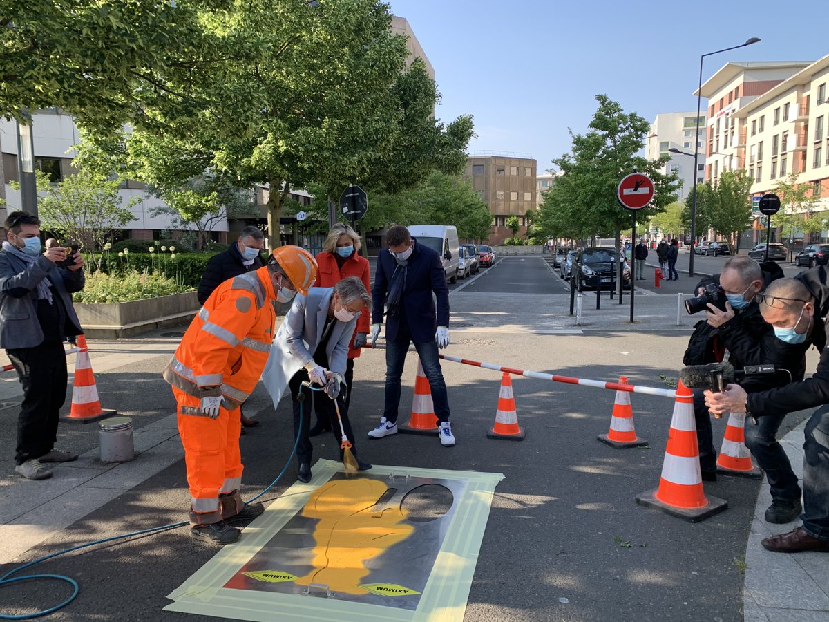 GroupeColas's tweet photo. Notre filiale Aximum réalise 28 km de voies cyclables temporaires à @VilledEvryCourc 🚲 Un chantier réalisé dans le cadre du #PlanVelo pour le #déconfinement, lancé par le ministère @Ecologie_Gouv en partenariat avec les associations vélo @FUB_fr @VeloIdF https://t.co/KZy9LrSloy