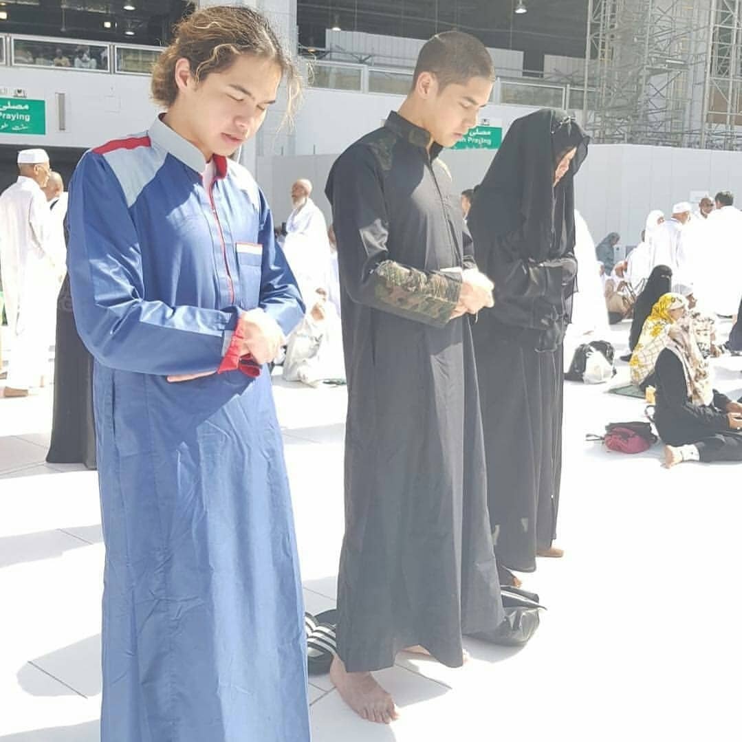 jaelaniandini23's tweet photo. Rasa yg pernah ada
seketika hadir kembali
menghiasi kalbu yg dulu
detik-detik berlalu mengingatkan aku padamu 
hanya pada mu aku merindu 
karena aku #sangpemuja  dirimu https://t.co/84WL13WJQH