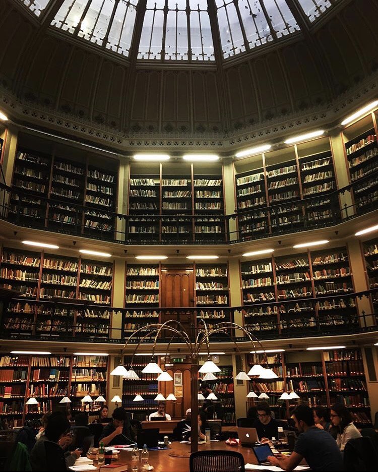aysu_bicer's tweet photo. Hayatımın belki de en güzel zamanlarının geçtiği kütüphane.. Good old days 📚😊 #maughanlibrary https://t.co/J0Nxg6gVoX