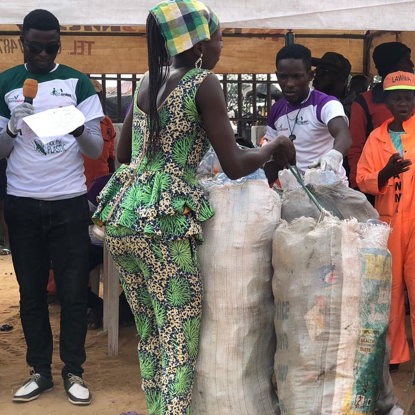 greenjanitors's tweet photo. Reminisce from our #PickthePlastic Project, Promoting community recycling @fbralliance https://t.co/ZU0RYOdd67