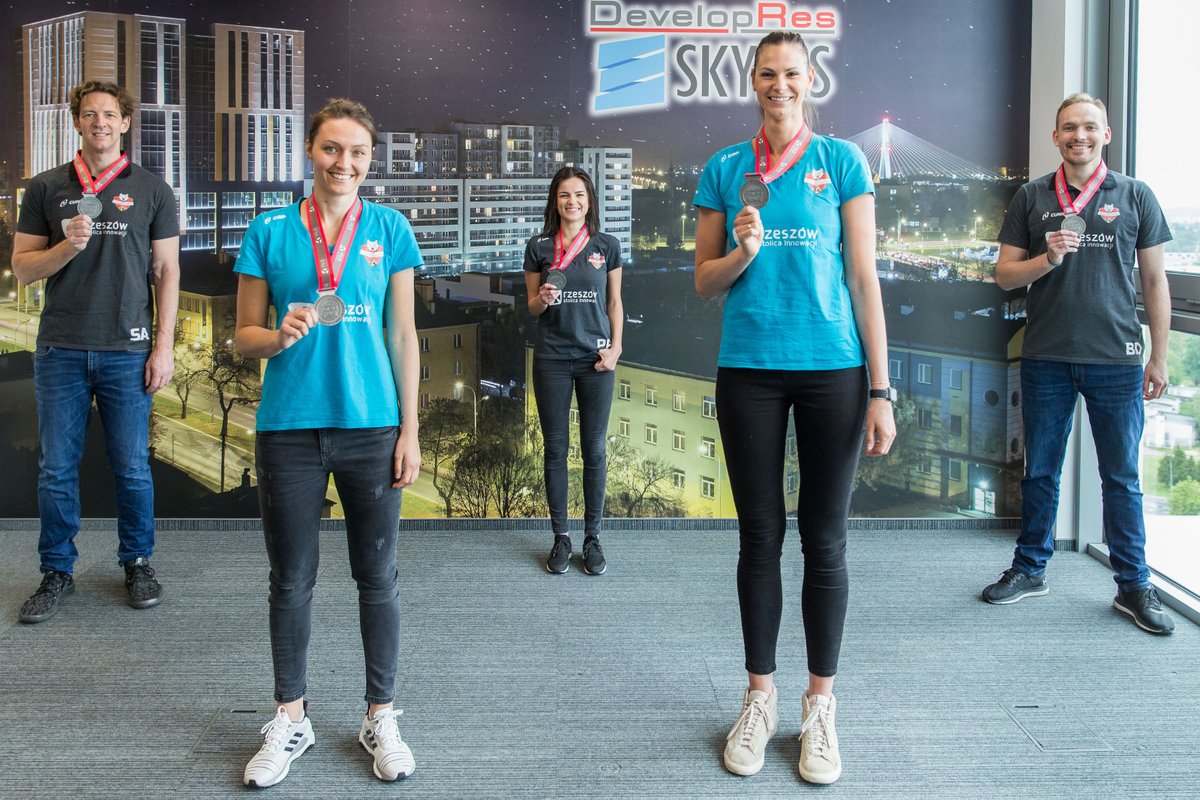 TAURONLiga's tweet image. Siatkarki #Developres SkyRes z @miasto_rzeszow odebrały dziś z rąk m.in. prezesa PLS Pawła Zagumnego i prezesa @PolskaSiatkowka Jacka Kasprzyka 🥈 #15sezonLSK 🔝💪😍
👉 bit.ly/SrebrnyDevelop…
#15latLSK #NajpiękniejszaLigaŚwiata