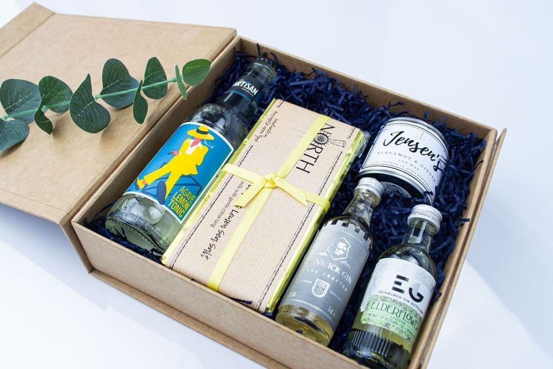 artisandrinksco's tweet image. Looking for #gift inspiration? 🎁 or a #treat for yourself? 🥰 
Order a Elsdon Gin &amp;amp; Tonic Hamper 👉 heatherandbale.co.uk/product/elsdon… ⁠
The hamper includes
✨Artisan Agave Lemon Tonic ⁠
✨Two award winning Gins ⁠
✨Delicious citrus lemon chocolate ⁠
✨A hand poured mini soy wax candle