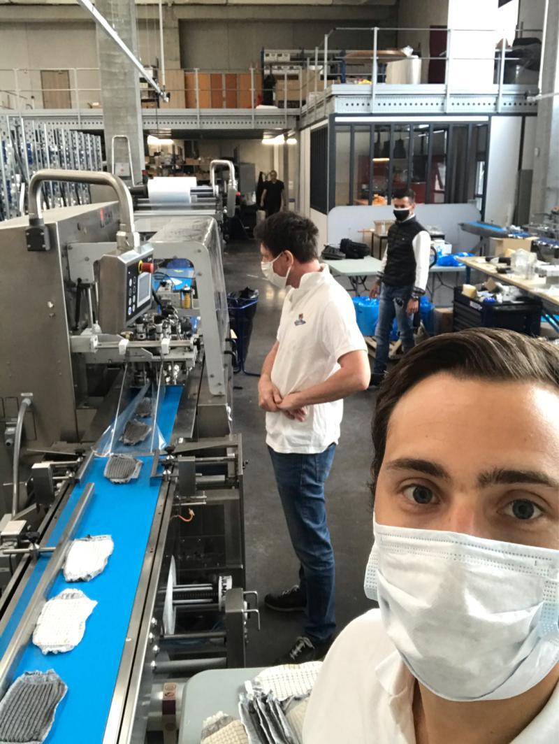 ulmapackaging's tweet photo. Desde @ULMApackaging #Francia colaboramos con @Leygatech1 cediendo temporalmente parte de nuestras instalaciones y 2 máquinas #flowpack #FM300 para el envasado de #mascarillas para el departamento francés Alto Loira. 

#Covid19 #Mascarillas #Colaboración #Solidaridad #ULMAweCare https://t.co/7wl5wv8CRI
