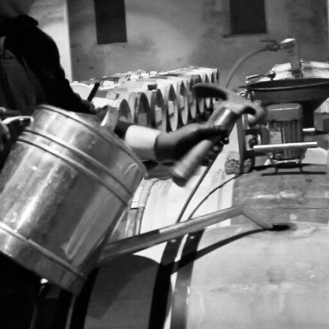 This action is earmarked for the Cellar Master during the famous stage: wine clarification by filtration. This method clarifies and thinned the appearance wine but also makes it is a roundness in the mouth.